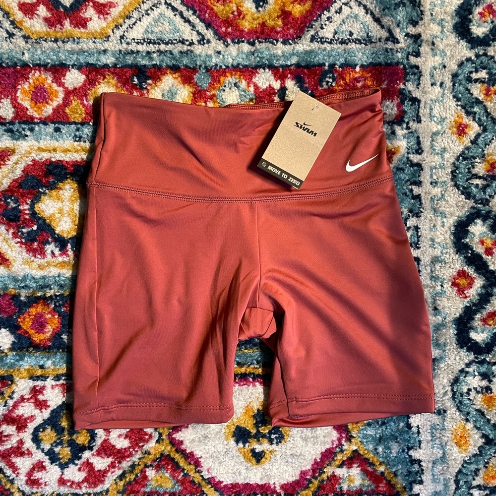 Nike Essential
Women's 6" Shorts NWT